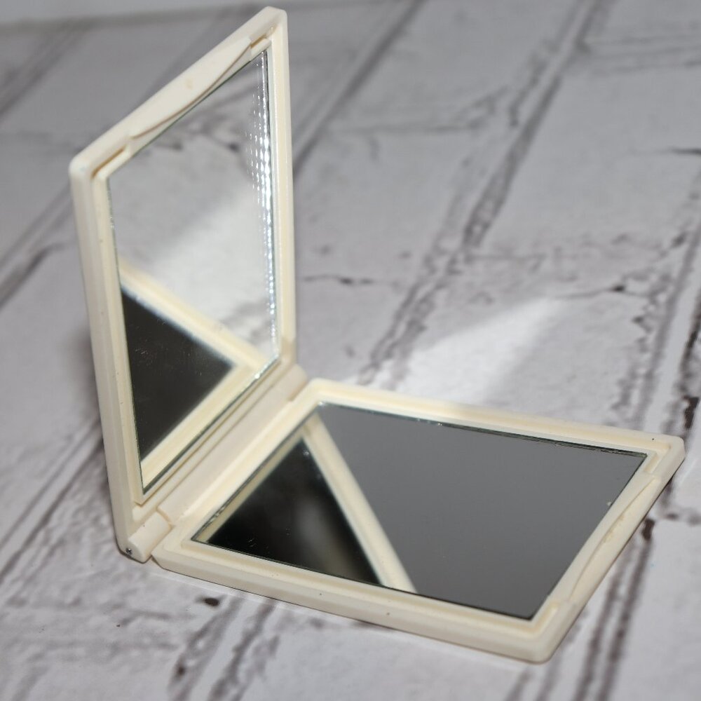 Vintage Capri Purse Compact Mirror – 3.75" × 2.5" Elegant Design · Travel-Friend